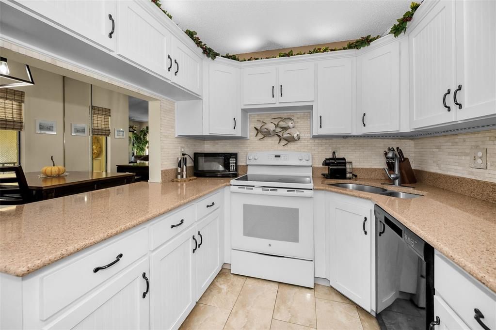 Active With Contract: $199,999 (2 beds, 2 baths, 1041 Square Feet)