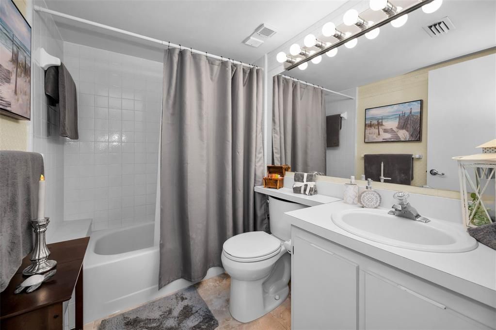 Active With Contract: $199,999 (2 beds, 2 baths, 1041 Square Feet)