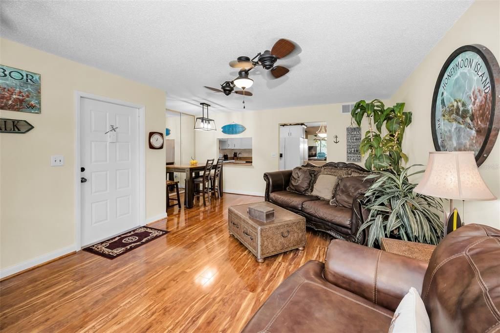 Active With Contract: $199,999 (2 beds, 2 baths, 1041 Square Feet)