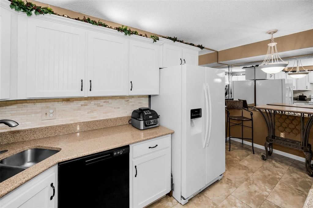 Active With Contract: $199,999 (2 beds, 2 baths, 1041 Square Feet)