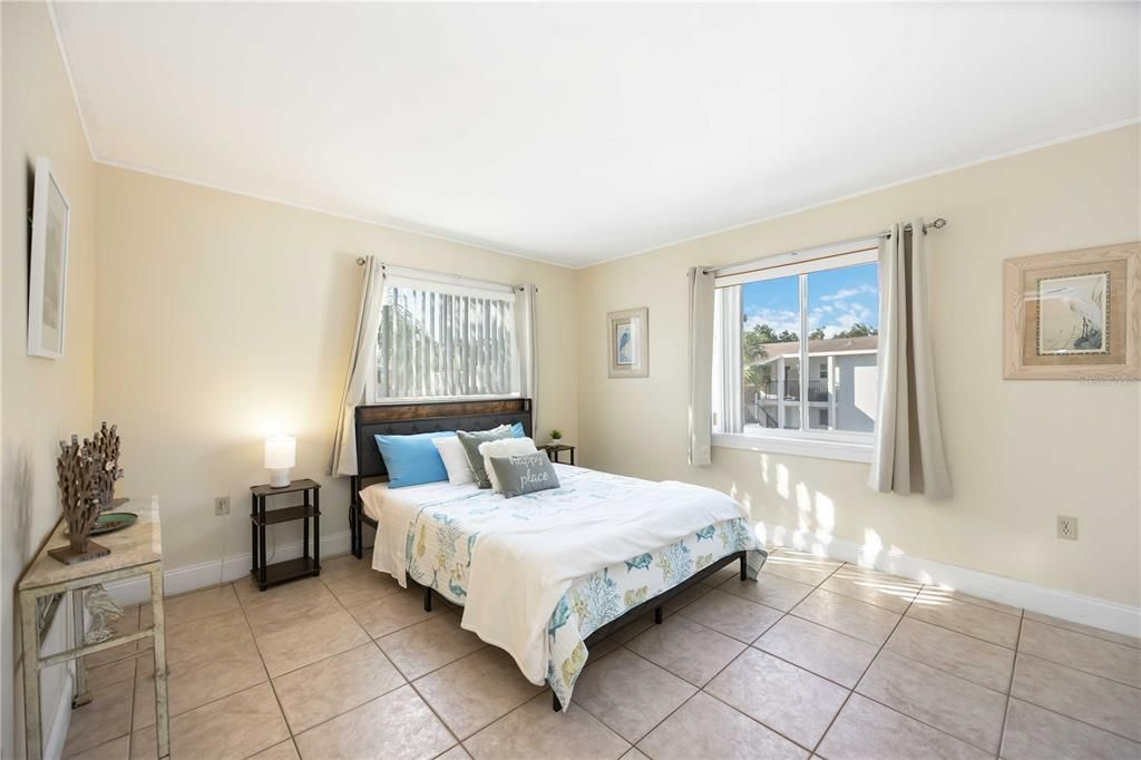 Под контрактом: $115,000 (2 спален, 2 ванн, 966 Квадратных фут)