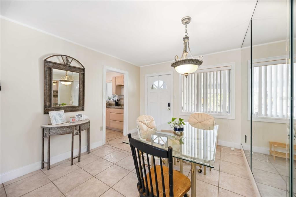 Под контрактом: $115,000 (2 спален, 2 ванн, 966 Квадратных фут)