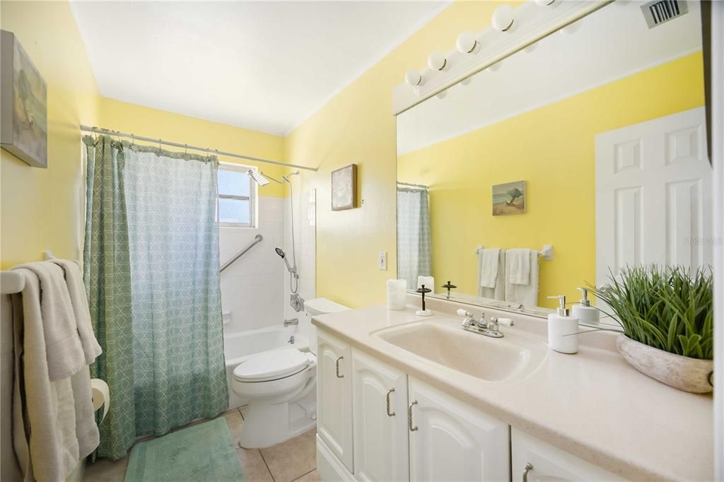 Под контрактом: $115,000 (2 спален, 2 ванн, 966 Квадратных фут)