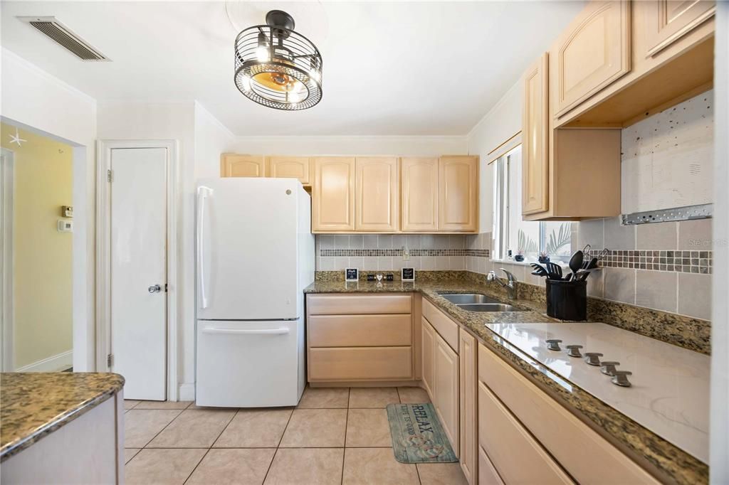 Под контрактом: $115,000 (2 спален, 2 ванн, 966 Квадратных фут)