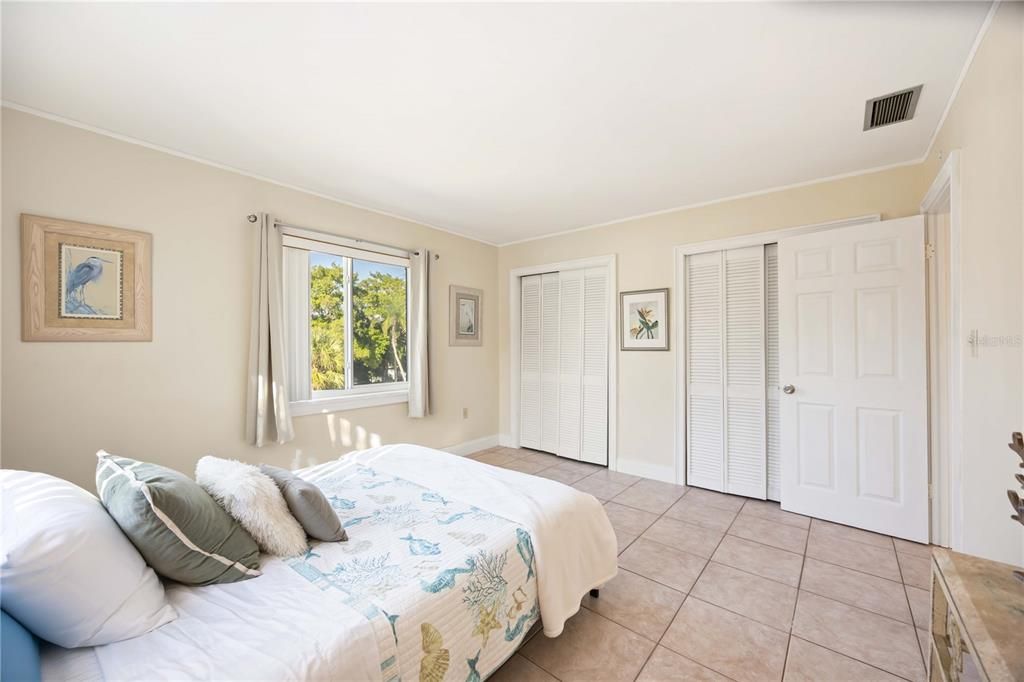 Под контрактом: $115,000 (2 спален, 2 ванн, 966 Квадратных фут)