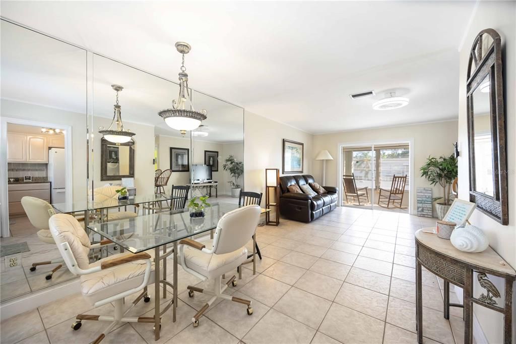 Под контрактом: $115,000 (2 спален, 2 ванн, 966 Квадратных фут)