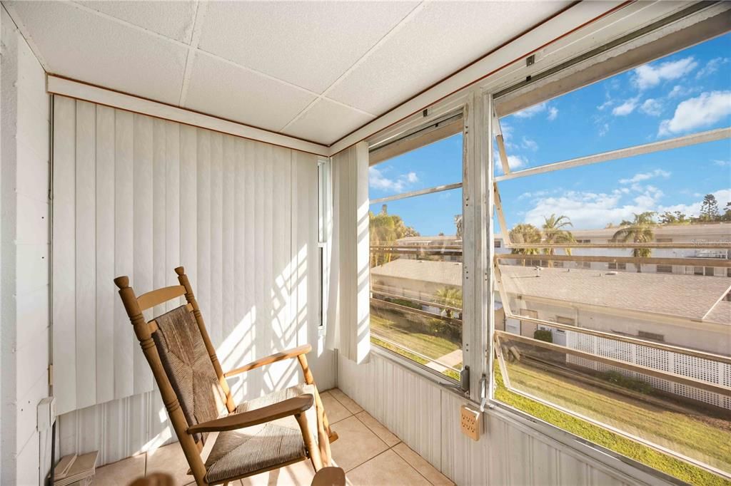 Под контрактом: $115,000 (2 спален, 2 ванн, 966 Квадратных фут)