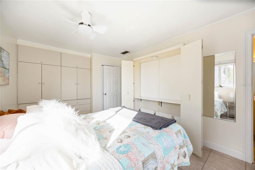 Под контрактом: $115,000 (2 спален, 2 ванн, 966 Квадратных фут)