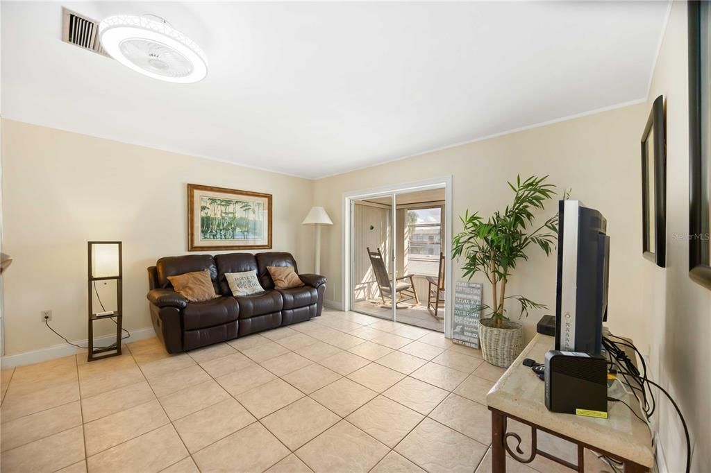 Под контрактом: $115,000 (2 спален, 2 ванн, 966 Квадратных фут)