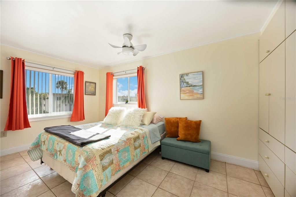 Под контрактом: $115,000 (2 спален, 2 ванн, 966 Квадратных фут)