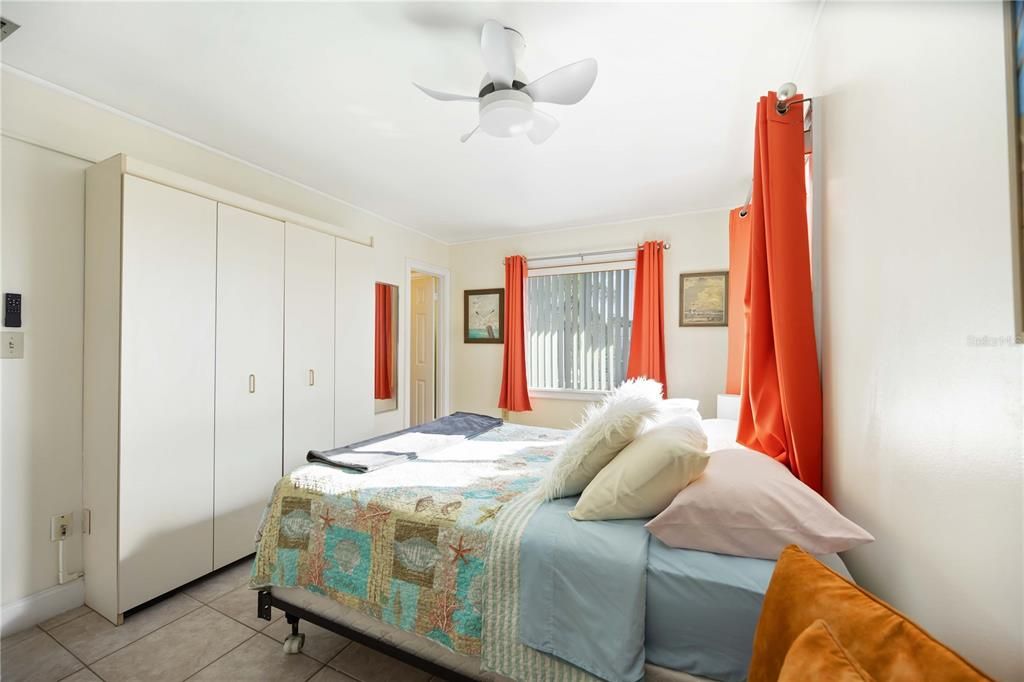 Под контрактом: $115,000 (2 спален, 2 ванн, 966 Квадратных фут)