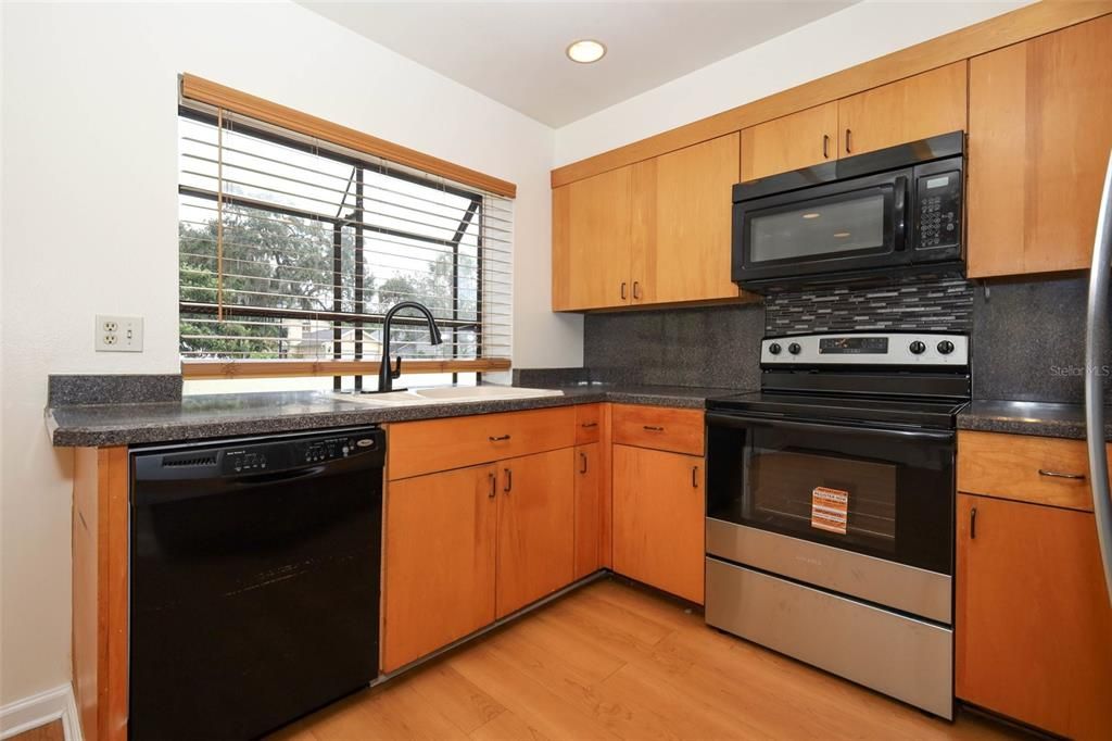 Active With Contract: $350,000 (3 beds, 2 baths, 1492 Square Feet)