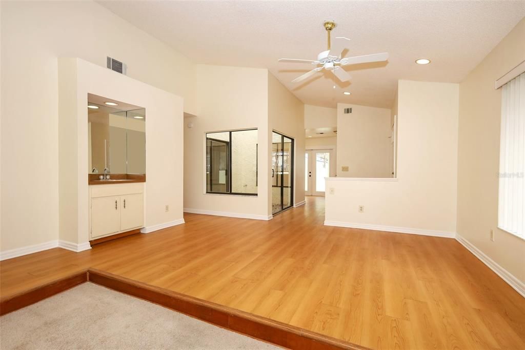 Active With Contract: $350,000 (3 beds, 2 baths, 1492 Square Feet)