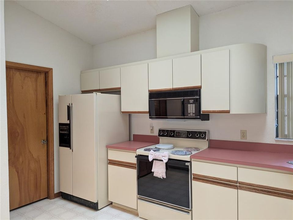 For Sale: $259,900 (3 beds, 2 baths, 1829 Square Feet)