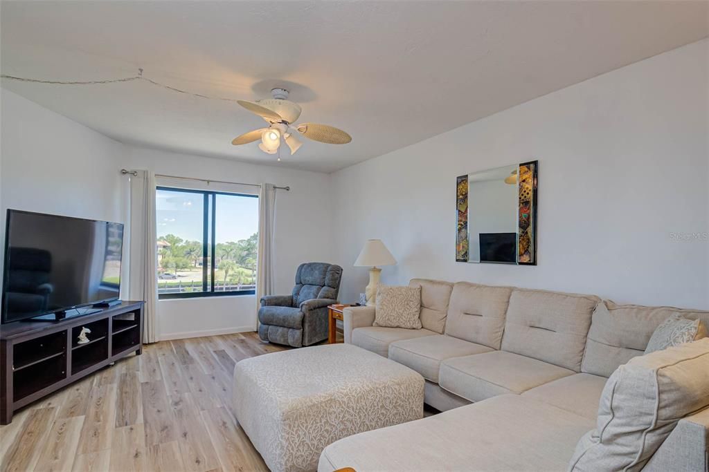 На продажу: $169,000 (1 спален, 1 ванн, 1076 Квадратных фут)