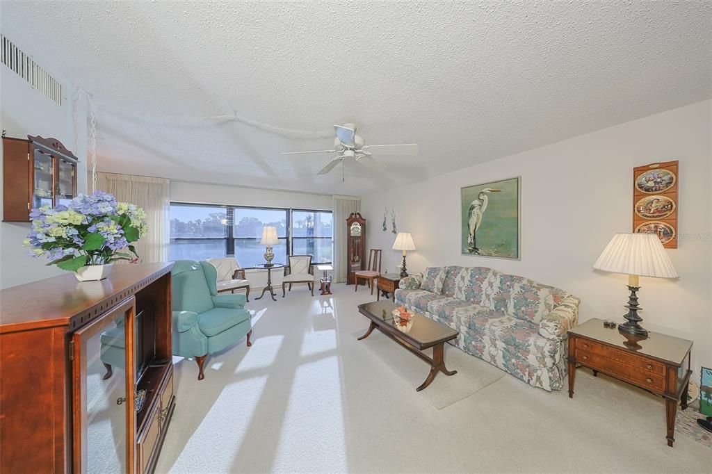 For Sale: $174,900 (2 beds, 2 baths, 1270 Square Feet)