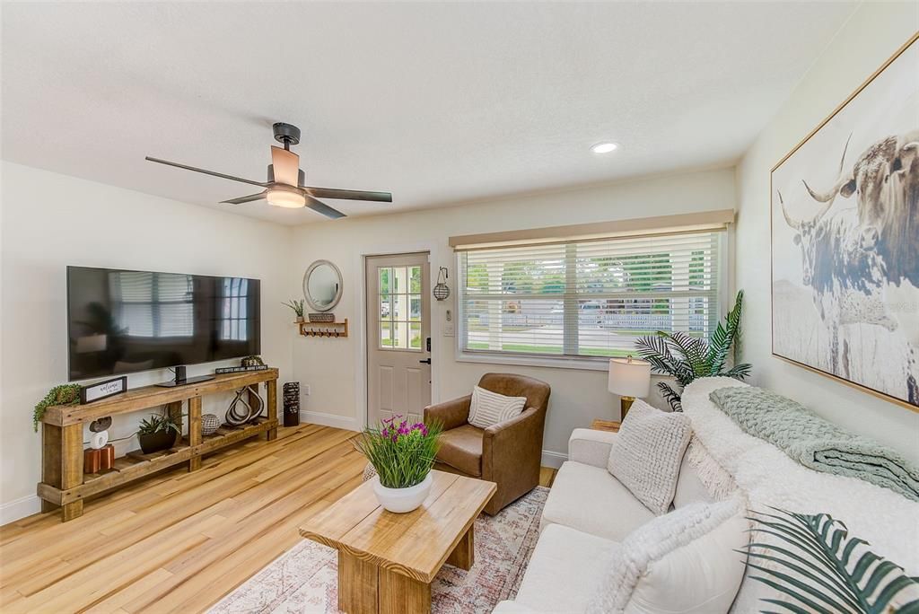 For Sale: $425,000 (3 beds, 2 baths, 1041 Square Feet)