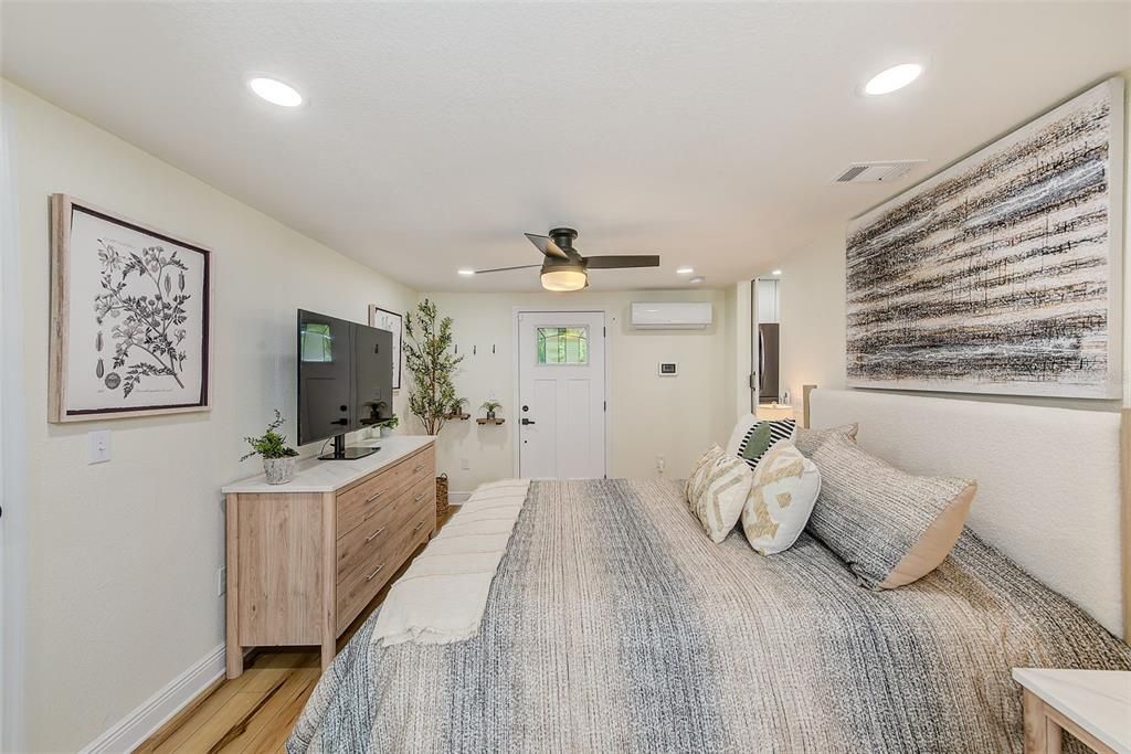 For Sale: $425,000 (3 beds, 2 baths, 1041 Square Feet)