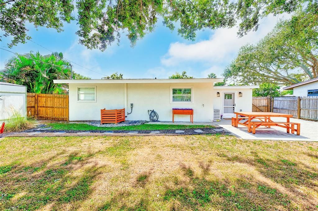 For Sale: $425,000 (3 beds, 2 baths, 1041 Square Feet)