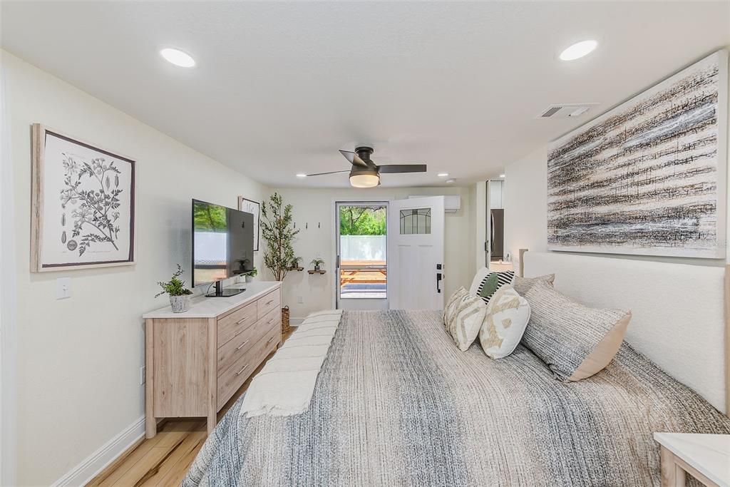 For Sale: $425,000 (3 beds, 2 baths, 1041 Square Feet)