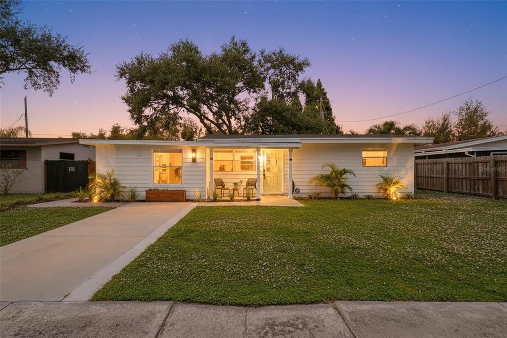 For Sale: $425,000 (3 beds, 2 baths, 1041 Square Feet)