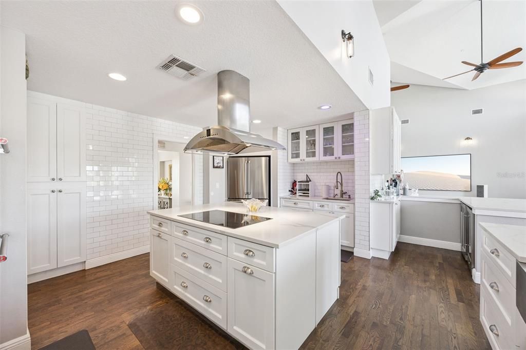 For Sale: $2,079,000 (5 beds, 5 baths, 6400 Square Feet)