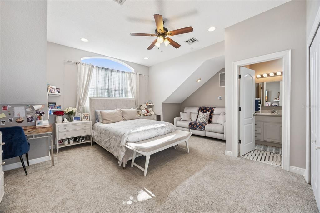 For Sale: $2,079,000 (5 beds, 5 baths, 6400 Square Feet)