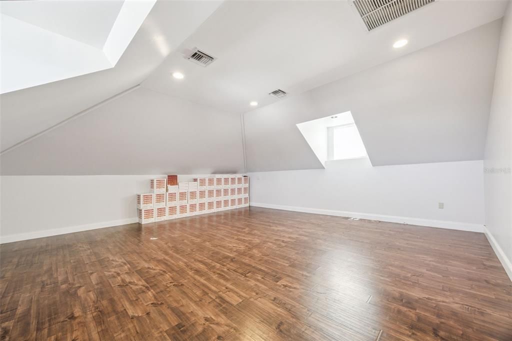 For Sale: $2,079,000 (5 beds, 5 baths, 6400 Square Feet)