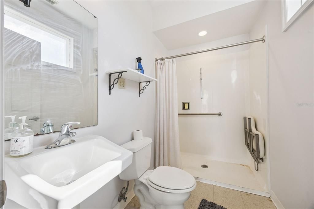 For Sale: $2,079,000 (5 beds, 5 baths, 6400 Square Feet)