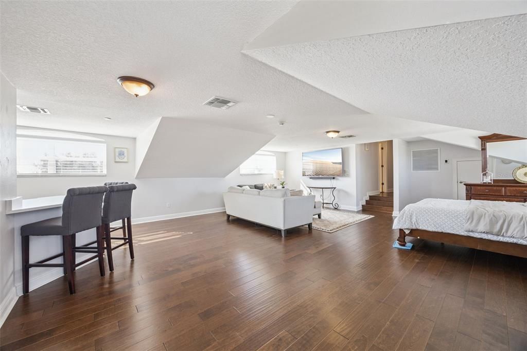 For Sale: $2,079,000 (5 beds, 5 baths, 6400 Square Feet)