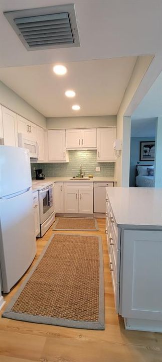 For Rent: $2,395 (1 beds, 1 baths, 695 Square Feet)