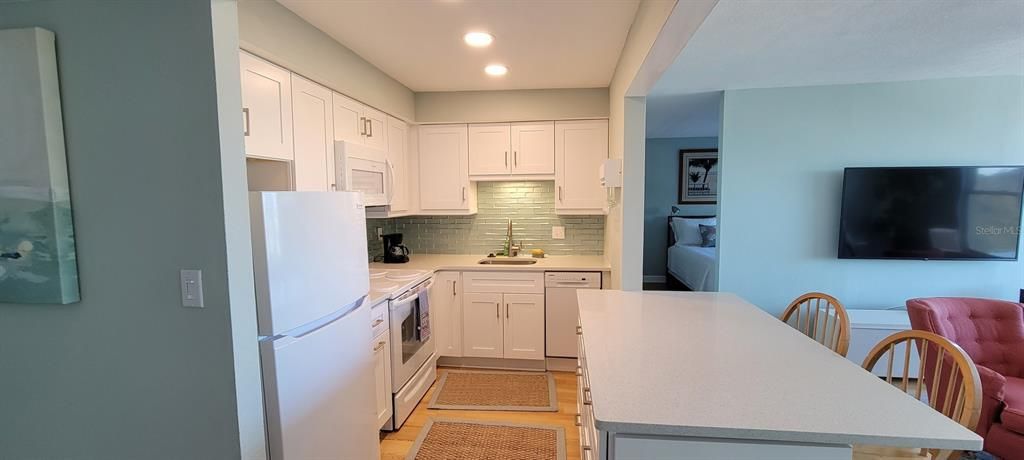 For Rent: $2,395 (1 beds, 1 baths, 695 Square Feet)