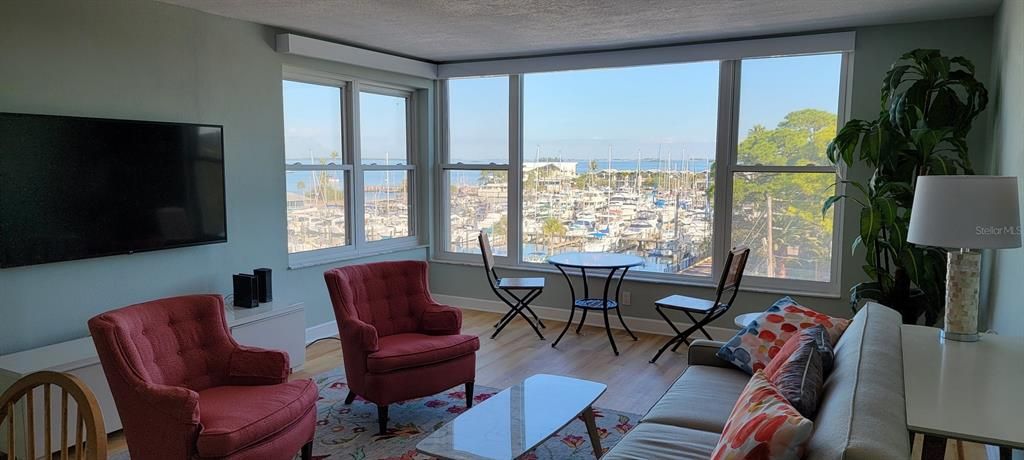 For Rent: $2,395 (1 beds, 1 baths, 695 Square Feet)