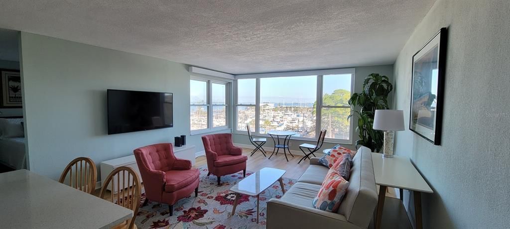 For Rent: $2,395 (1 beds, 1 baths, 695 Square Feet)