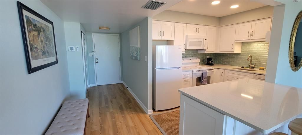 For Rent: $2,395 (1 beds, 1 baths, 695 Square Feet)
