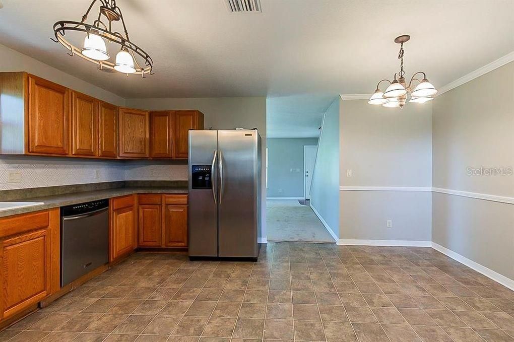 Active With Contract: $1,600 (2 beds, 2 baths, 1305 Square Feet)