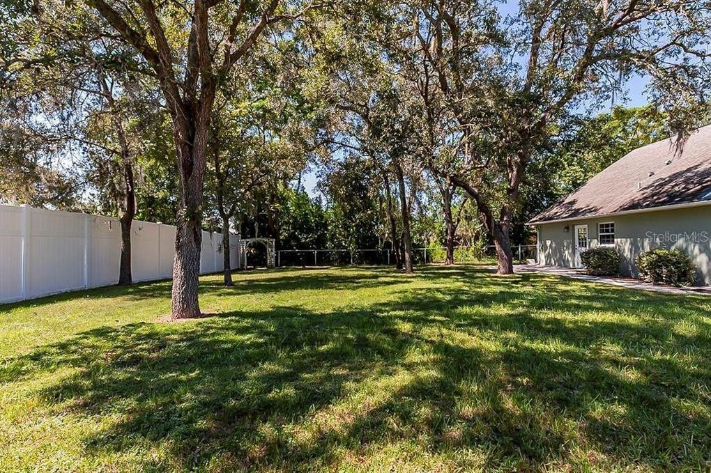 Active With Contract: $1,600 (2 beds, 2 baths, 1305 Square Feet)