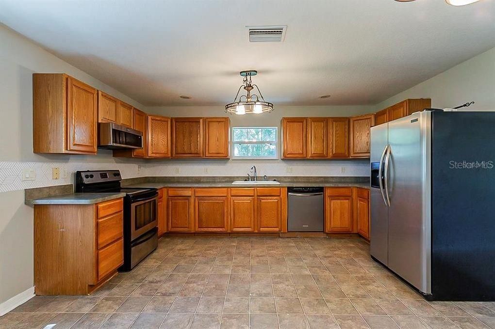 Active With Contract: $1,600 (2 beds, 2 baths, 1305 Square Feet)