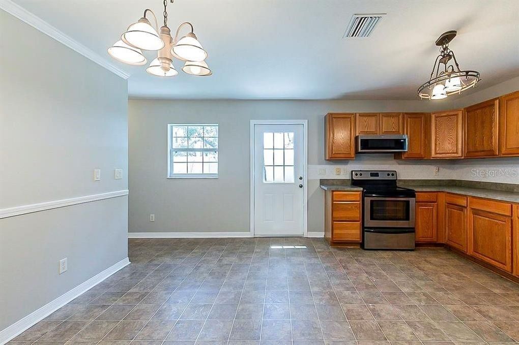 Active With Contract: $1,600 (2 beds, 2 baths, 1305 Square Feet)