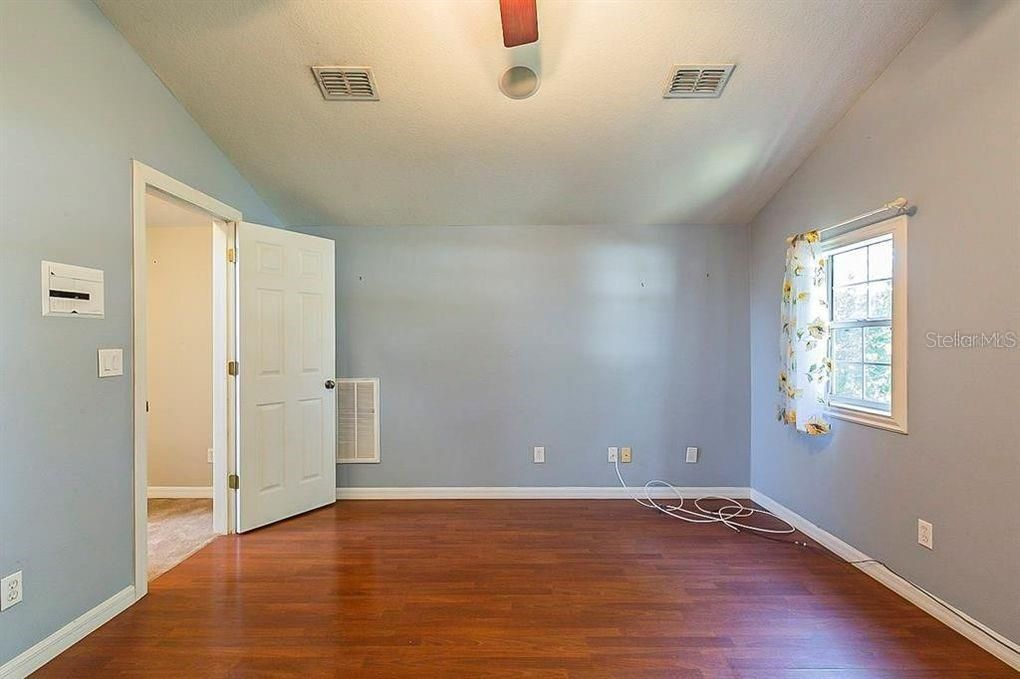 Active With Contract: $1,600 (2 beds, 2 baths, 1305 Square Feet)