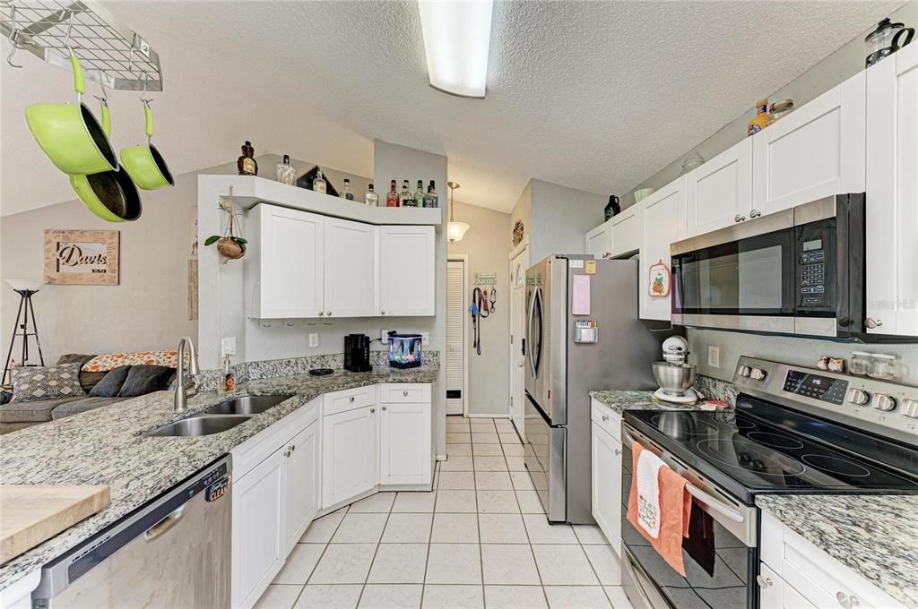 For Sale: $349,000 (3 beds, 2 baths, 1195 Square Feet)