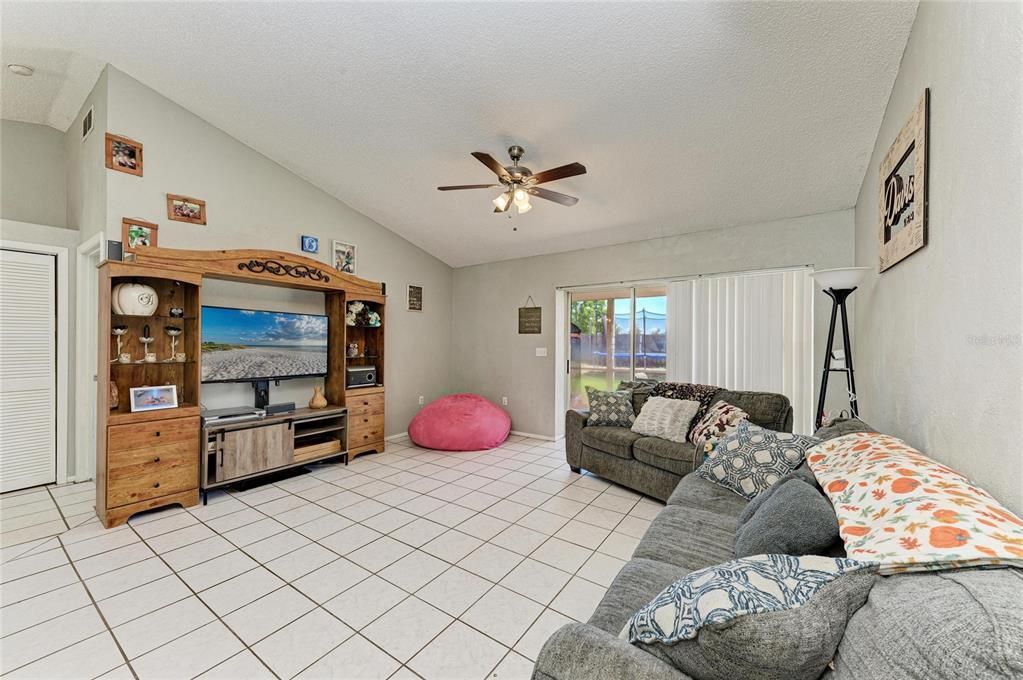 For Sale: $349,000 (3 beds, 2 baths, 1195 Square Feet)