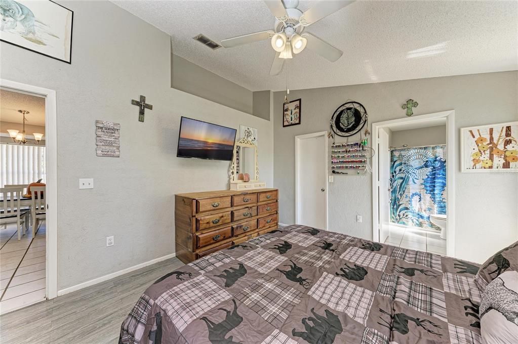 For Sale: $349,000 (3 beds, 2 baths, 1195 Square Feet)