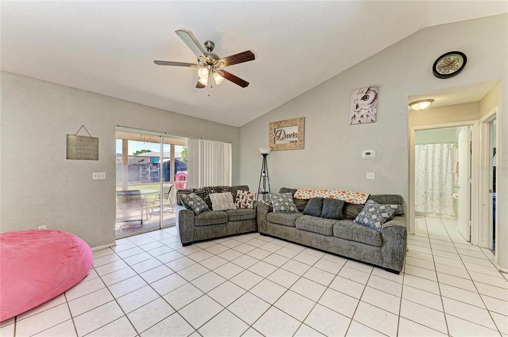 For Sale: $349,000 (3 beds, 2 baths, 1195 Square Feet)
