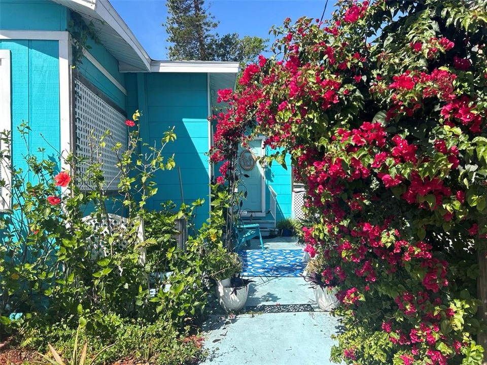 For Rent: $1,100 (1 beds, 1 baths, 300 Square Feet)