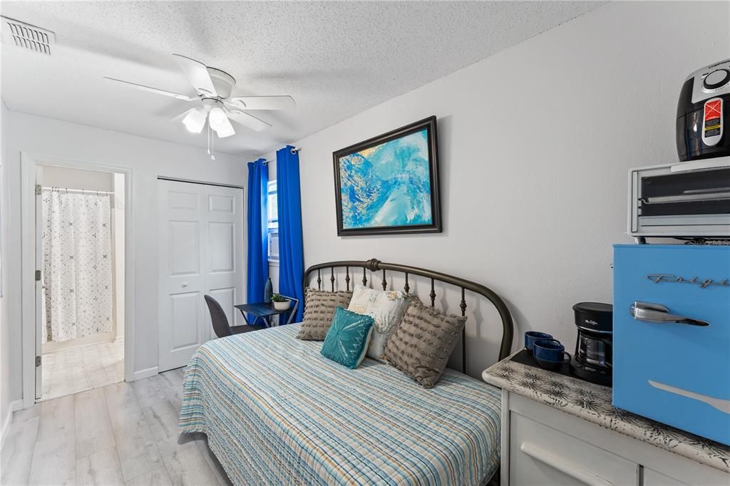 For Rent: $1,100 (1 beds, 1 baths, 300 Square Feet)