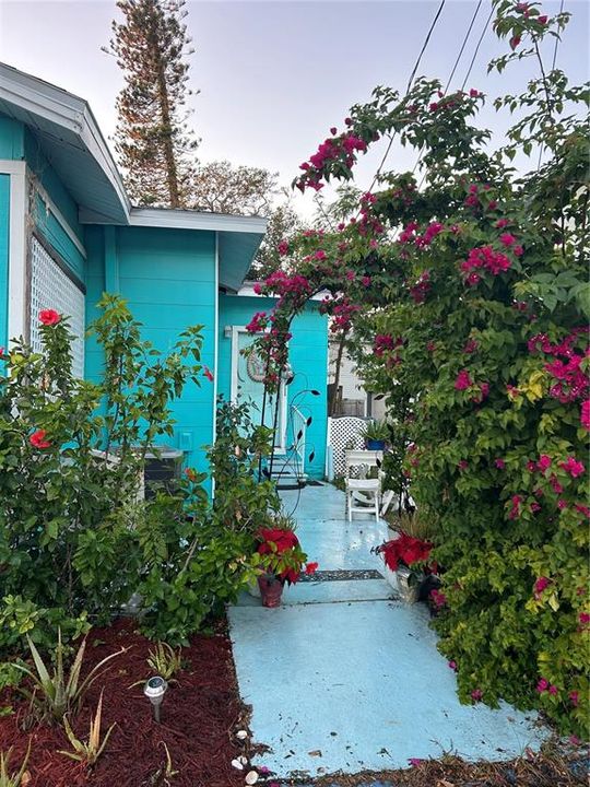 For Rent: $1,100 (1 beds, 1 baths, 300 Square Feet)