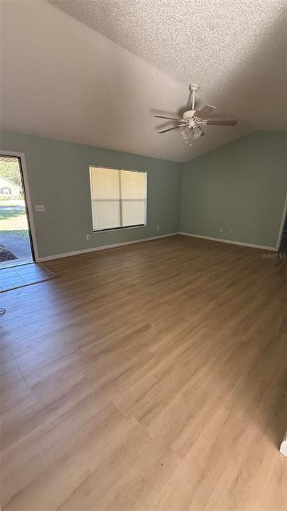 合同活跃: $215,000 (2 贝兹, 2 浴室, 1128 平方英尺)