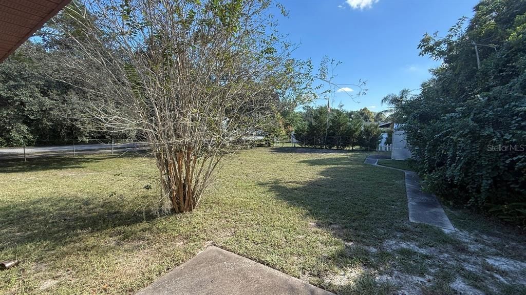 合同活跃: $215,000 (2 贝兹, 2 浴室, 1128 平方英尺)