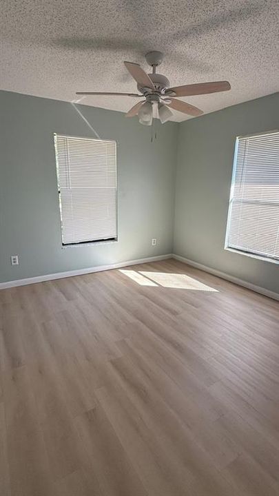 合同活跃: $215,000 (2 贝兹, 2 浴室, 1128 平方英尺)